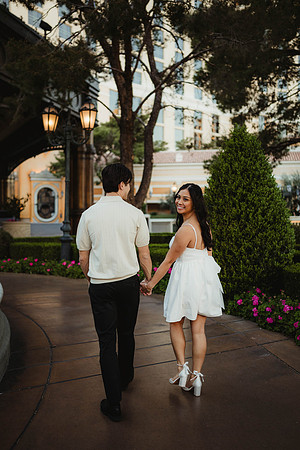 Pose Ideas for Couples Las Vegas Strip Elopement Las Vegas Elope